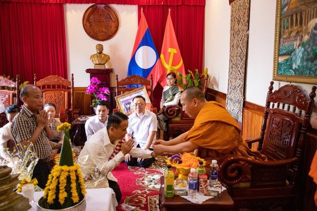 Nghi thức truyền thống buộc chỉ cổ tay cầu phúc