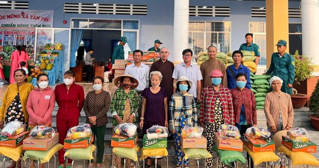 100 phần quà được trao tặng đến bà con tại xã Tân Phú, H.Thanh Bình, Đồng Tháp 100 phần quà được trao tặng đến bà con tại xã Tân Phú, H.Thanh Bình, Đồng Tháp