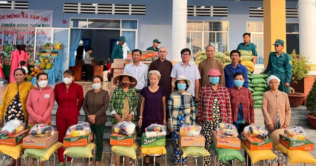 100 phần quà được trao tặng đến bà con tại xã Tân Phú, H.Thanh Bình, Đồng Tháp