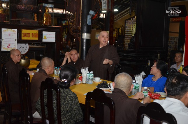 Thượng tọa Thích Từ Tánh, trụ trì tổ đình Giác Lâm báo cáo về tình hình thu chi tài trợ cho di tích Thượng tọa Thích Từ Tánh, trụ trì tổ đình Giác Lâm báo cáo về tình hình thu chi tài trợ cho di tích