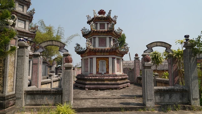 Bảo tháp Trưởng lão Hòa thượng Thích Trí Nhãn trong khuôn viên chùa Chúc Thánh