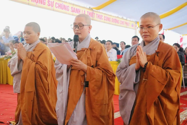 Sư cô Thích nữ Viên Thuần, tân trụ trì chùa Hàn Nguyên dâng lời phát nguyện Sư cô Thích nữ Viên Thuần, tân trụ trì chùa Hàn Nguyên dâng lời phát nguyện