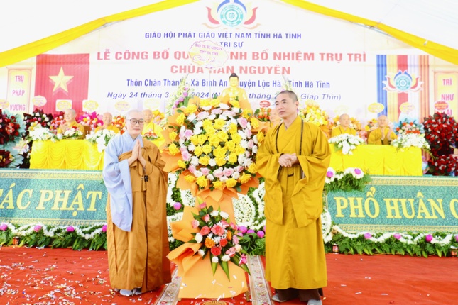 Ban Trị sự GHPGVN tỉnh Hà Tĩnh tặng hoa chúc mừng Ban Trị sự GHPGVN tỉnh Hà Tĩnh tặng hoa chúc mừng