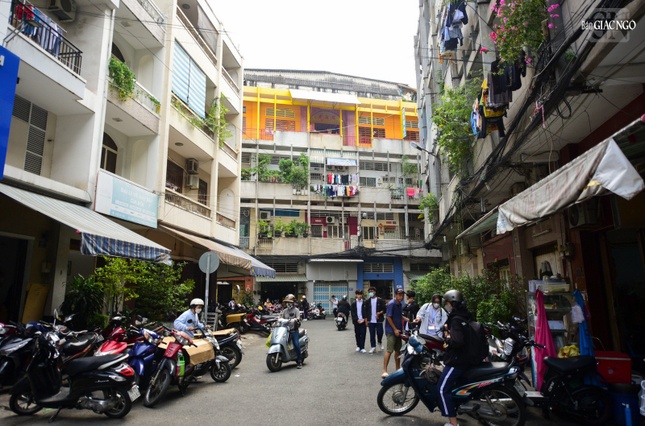 Chùa Từ Đức nổi bật giữa những căn hộ trên tầng 4 của chung cư số 100, đường Hùng Vương (Q.5)