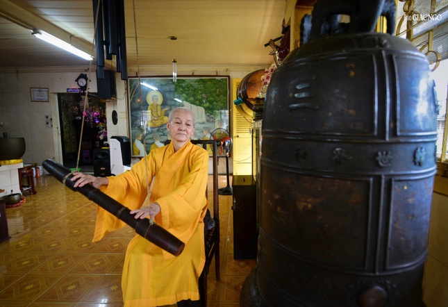 Sư cô Thích nữ Huệ Trí đang thực hiện nghi thức đánh chuông vào 3 giờ chiều