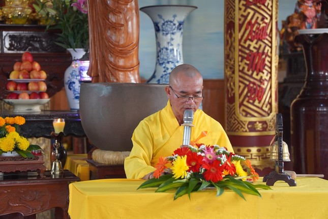 Đại đức Thích Đồng Khâm truyền giới đến Phật tử tham dự khóa tu