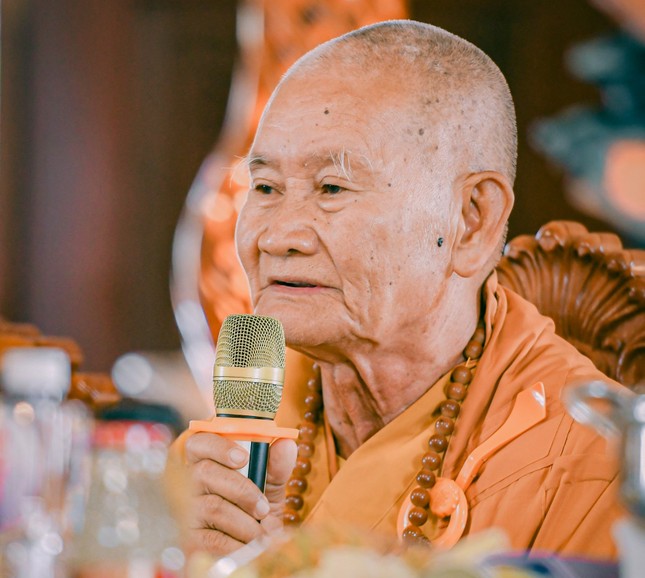 Trưởng lão Hòa thượng Thích Huệ Tài ban đạo từ