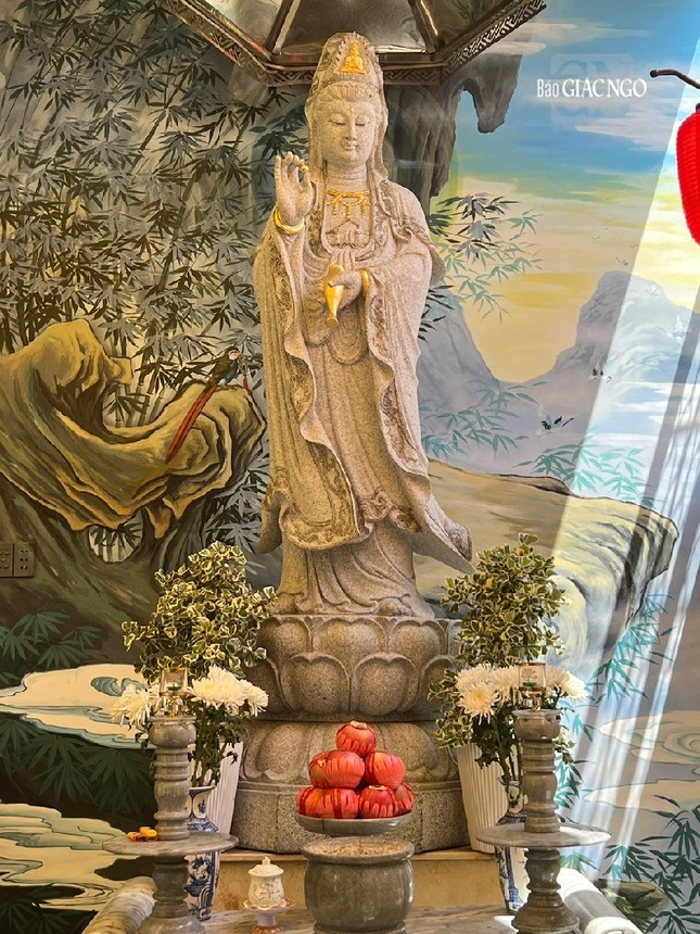 Tượng Quán Âm Bồ-tát an vị vào năm 2021 tại chùa Đại Hạnh (Q.Bình Thạnh, TP.HCM). Tượng được tạc bằng đá nhập từ Trung Quốc, cao gần 3m
