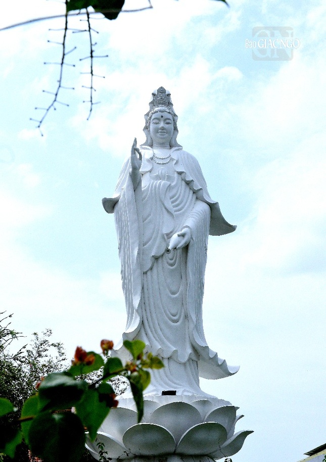 Tượng Quán Âm lộ thiên trong sân vườn chùa Quan Âm, cao 11m, chất liệu bằng xi-măng, được tôn thờ tại chùa vào năm 2009