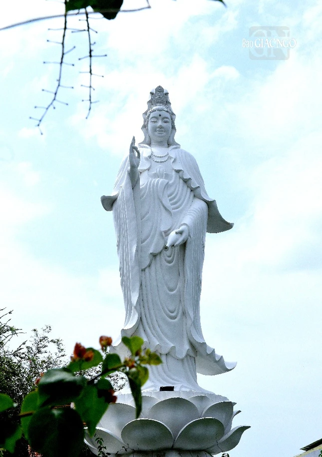 Tượng Quán Âm lộ thiên trong sân vườn chùa Quan Âm, cao 11m, chất liệu bằng xi-măng, được tôn thờ tại chùa vào năm 2009