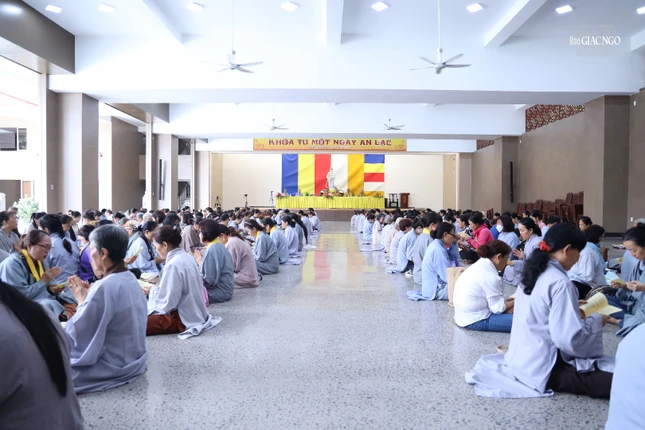 Phật tử thọ trai trong chánh niệm