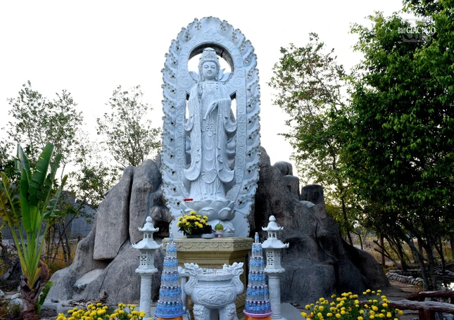 Tượng Quán Âm Bồ-tát tại chùa Thiên Tràng (H.Ninh Hải, Ninh Thuận) được tạc bằng đá non nước vào năm 2016, chiều cao 4m, phía sau có vầng hào quang tạo thêm nét uy nghi, vững chãi