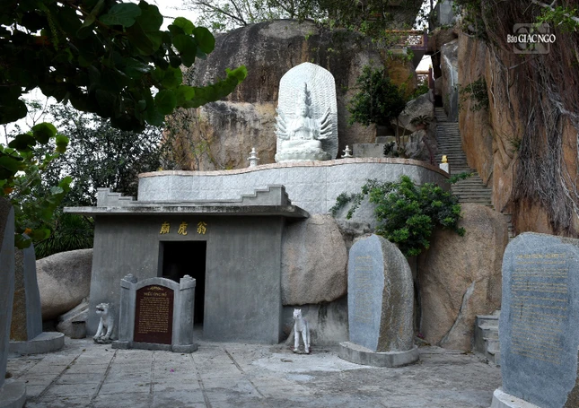 Tượng Thiên Thủ Thiên Nhãn trong khuôn viên tổ đình Trùng Khánh (H.Ninh Hải, Ninh Thuận)...