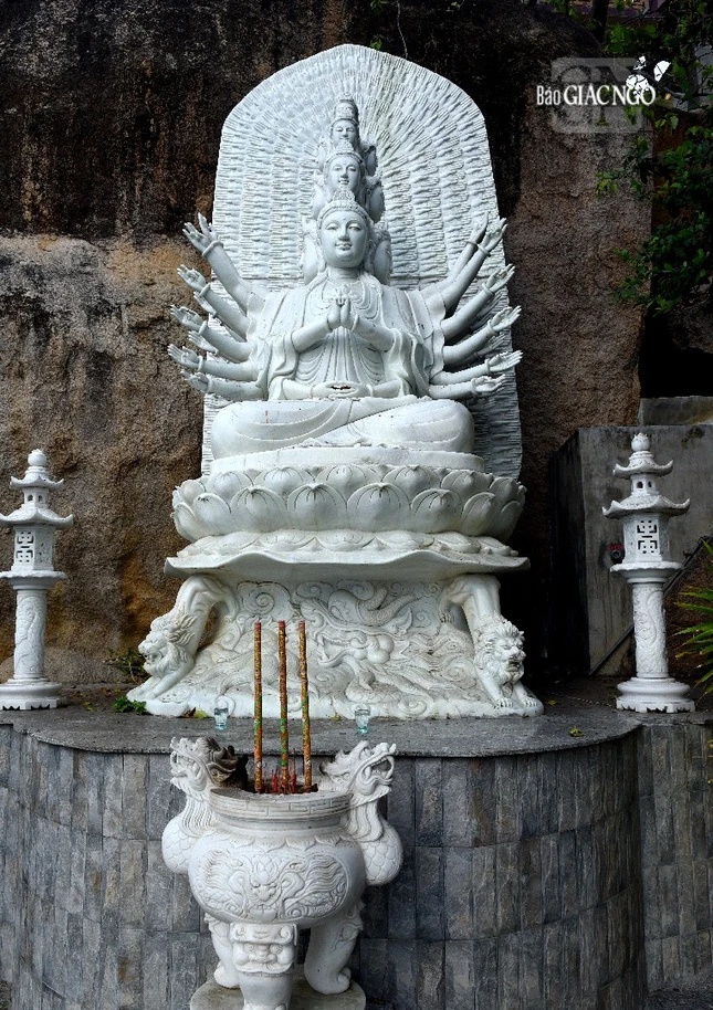 ... Tượng được tạc bằng đá non nước, lưng dựa vào đá núi