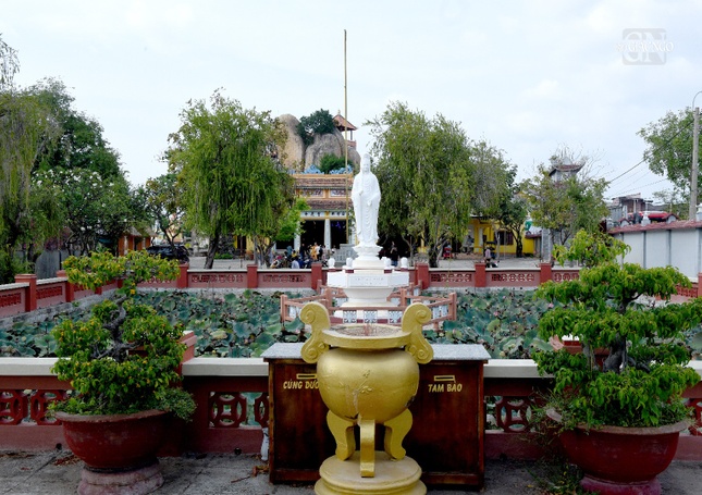 Bên cạnh đó, tổ đình Trùng Khánh còn có tôn tượng Quán Âm đứng giữa hồ sen với chiều cao 4m, được an vị từ năm 1972, đến nay, vẫn còn giữ nguyên, chưa trải qua tu sửa