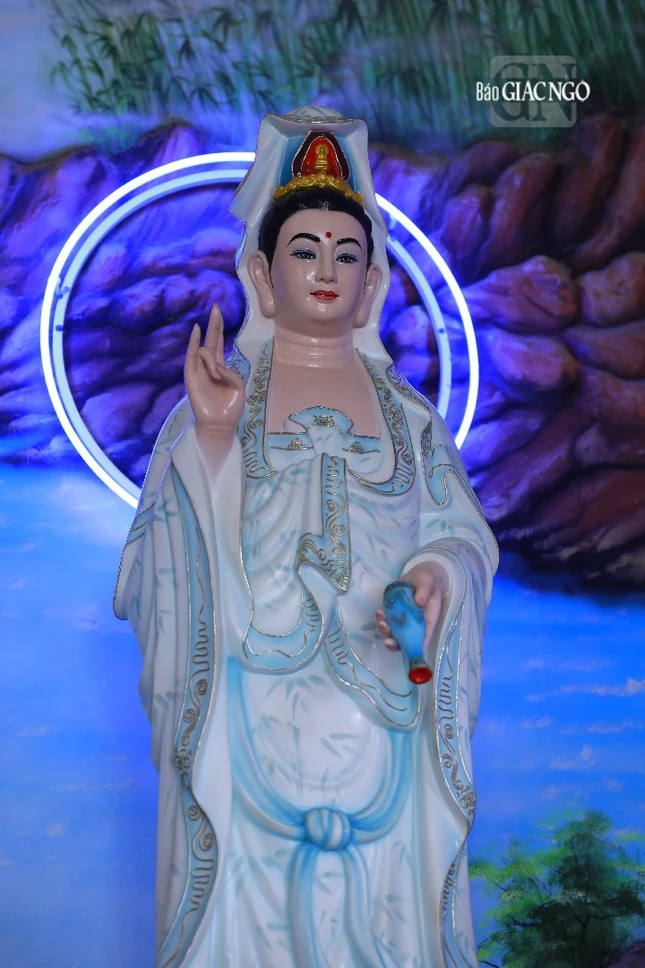 Mắt thương ngài nhìn cuộc đời/ Thường hằng bi quán vớt người trầm luân - Đức Quán Âm tại chùa Phước Huệ (TP.Phan Rang, Ninh Thuận)