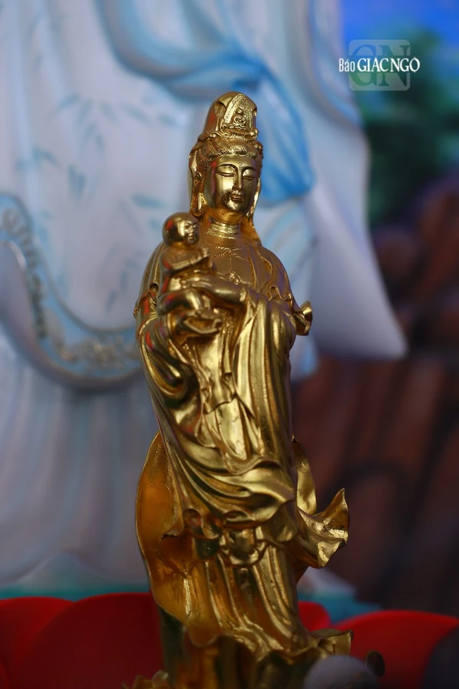 Tượng Quán Âm bồng con gắn liền với tích Quán Âm Thị Kính