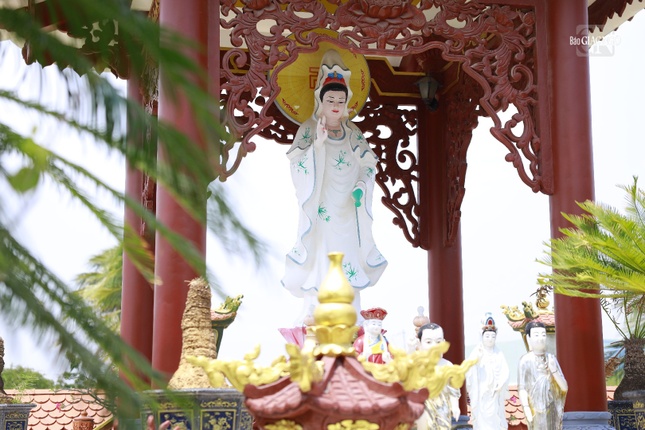 Đài Quán Âm với tôn tượng Quán Âm có chiều cao 2,6m tại chùa Khánh Hưng (H.Ninh Hải, Ninh Thuận) là nơi chiêm bái cho người dân thôn Khánh Nhơn