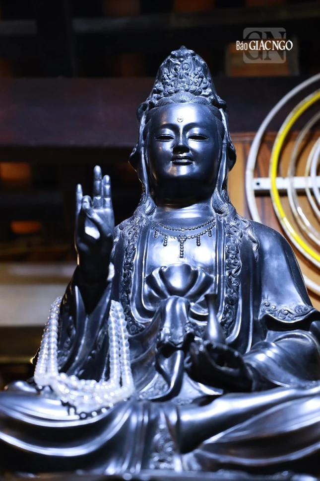 Tượng Quán Âm tĩnh tọa được làm bằng đồng, cao 1,6m, được an trí năm 2011 tại Trùng Sơn cổ tự (H.Ninh Hải, Ninh Thuận)