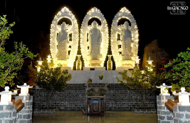 Tây Phương tam thánh (Phật A Di Đà, Bồ-tát Quán Âm và Bồ-tát Đại Thế Chí) được chế tác từ đá non nước, mỗi tượng có chiều cao 4,5m, hào quang phía sau 7m, được thỉnh về an vị năm 2013 tại chùa Trùng Sơn