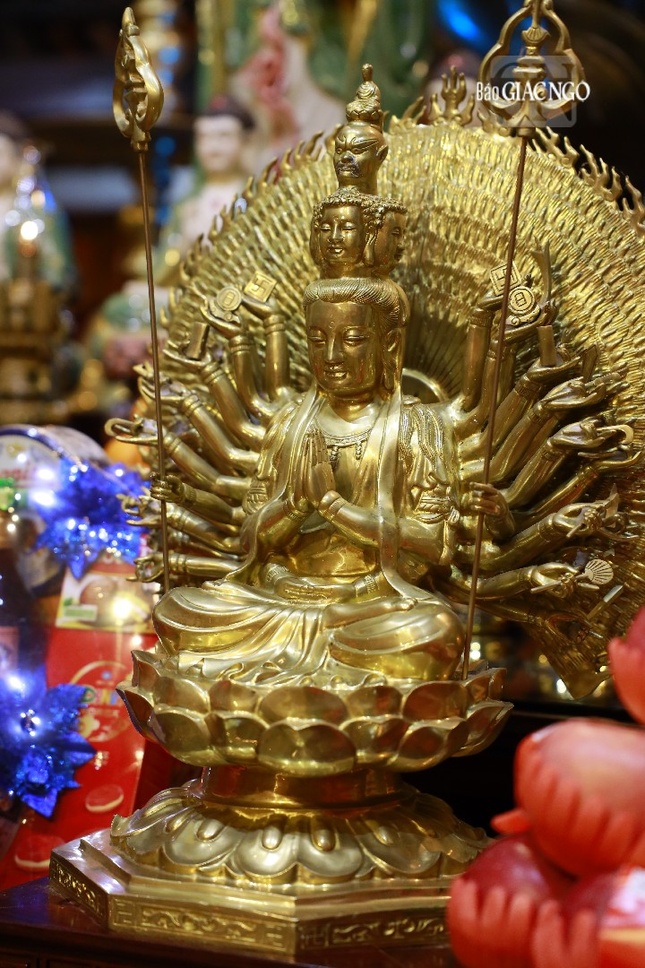 Tượng Thiên Thủ Thiên Nhãn trong chánh điện Trùng Sơn cổ tự bằng đồng do nghệ nhân xứ Huế chế tác