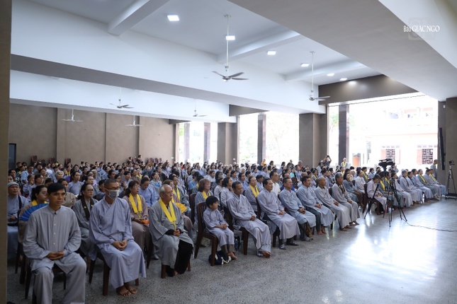 Gần 400 Phật tử tham dự khóa tu