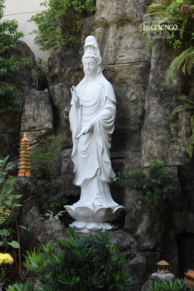 Tôn tượng Quán Âm Bồ-tát trong khuôn viên chùa Hải Quang (Q.Tân Bình, TP.HCM)