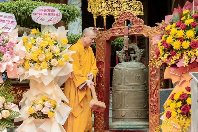 Thượng tọa Thích Tâm Đức thỉnh chuông