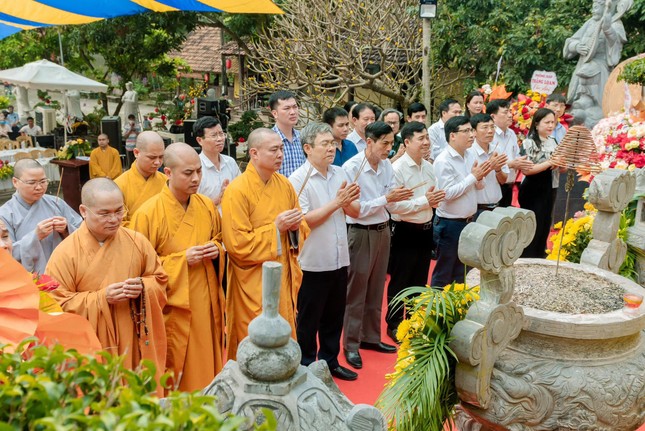Chư tôn đức, đại biểu niêm hương cầu nguyện
