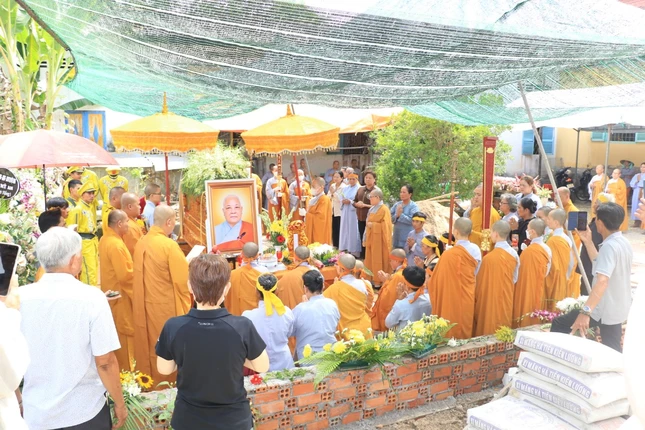 Kim quan cố Ni sư được nhập bảo tháp trong khuôn viên chùa Phước Ân Kim quan cố Ni sư được nhập bảo tháp trong khuôn viên chùa Phước Ân