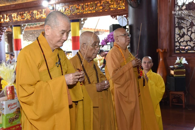 Chư tôn giáo phẩm niêm hương bạch Phật