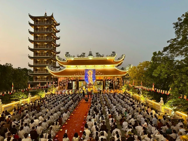 Đông đảo Phật tử về chùa dự lễ