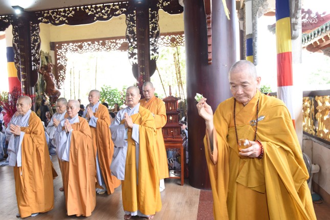 Trưởng lão Hòa thượng Thích Thanh Hùng cử hành nghi thức sái tịnh