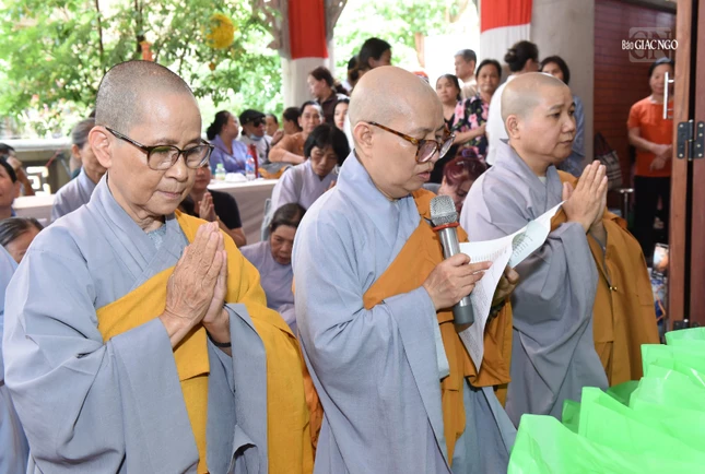 Ni sư Thích nữ Diệu Hoa, trụ trì chùa Thiền Tịnh tác bạch