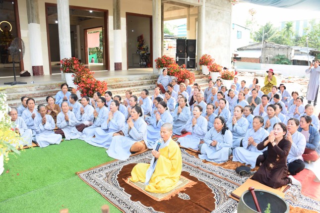 Sư cô Thích nữ Tịnh Nhật hướng dẫn đại chúng tụng kinh, đảnh lễ Bồ-tát Quán Thế Âm