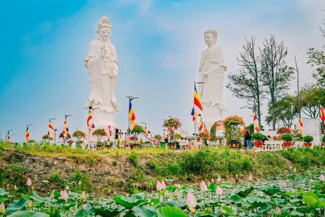 Tôn tượng Đức Phật A Di Đà và Bồ-tát Quán Thế Âm được an vị tại chùa Phù Sơn Tôn tượng Đức Phật A Di Đà và Bồ-tát Quán Thế Âm được an vị tại chùa Phù Sơn