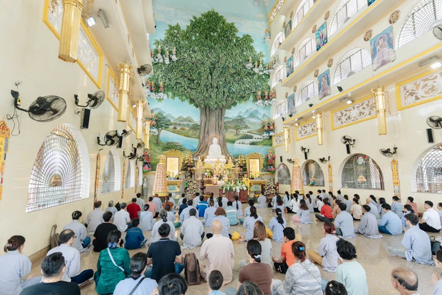 Tín đồ, Phật tử về chùa Vạn Đức tham dự các khóa lễ