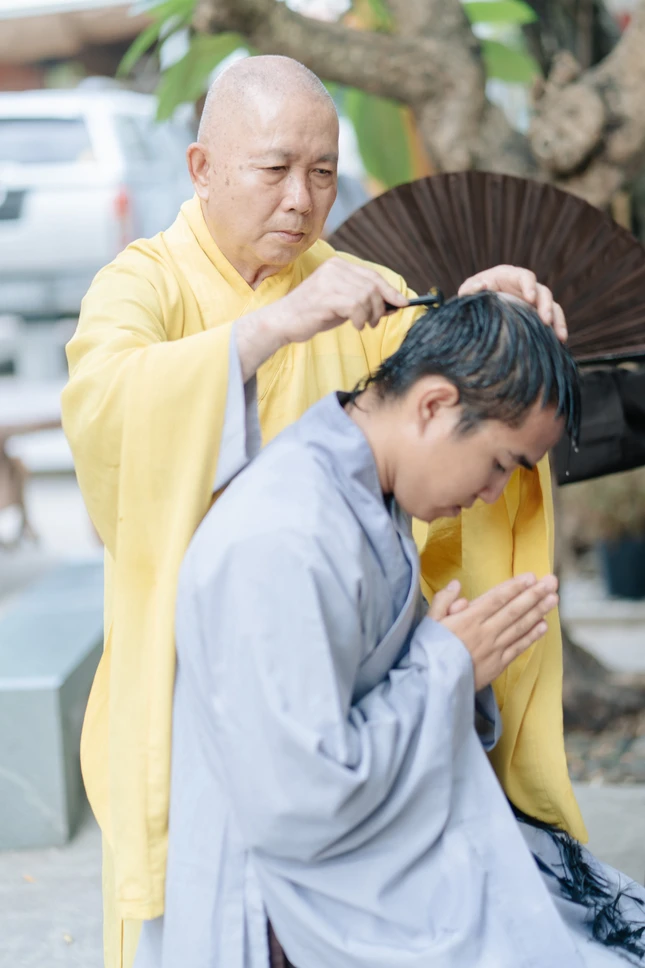 Hòa thượng Thích Hoằng Tri làm lễ thế phát