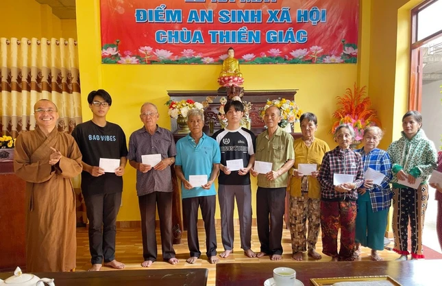 Trao quà hỗ trợ các gia đình khó khăn, có người thân mất trong đại dịch Covid-19