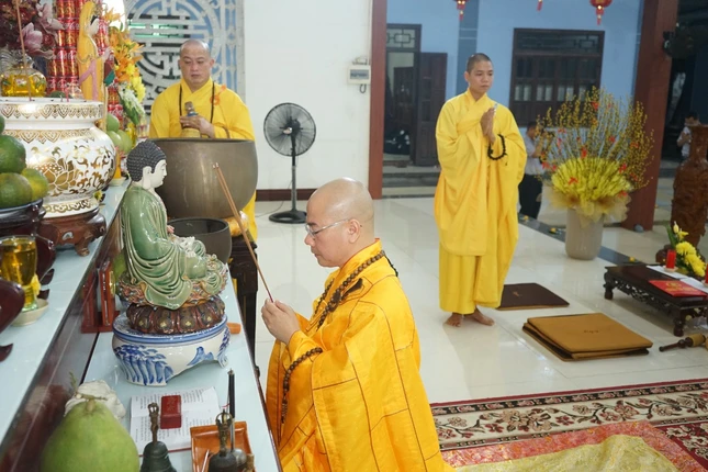 Thượng tọa trụ trì chùa Bà Đa niêm hương bạch Phật
