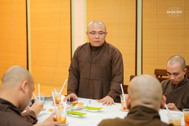 Đại đức Thích Tâm Nhơn đóng góp ý kiến tại phiên họp