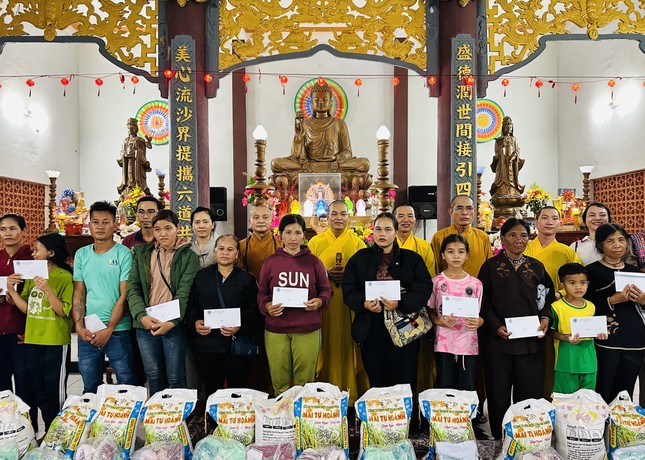 Trao quà đến các hoàn cảnh khó khăn tại H.Nam Giang, Quảng Nam