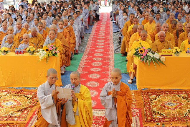 Sư cô Thích nữ Như Độ, tân trụ trì chùa Vân Sơn dâng lời phát nguyện