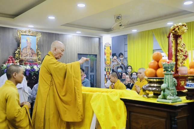 Trưởng lão Hòa thượng Thích Huệ Minh sái tịnh kim quan