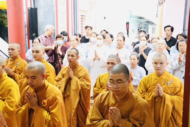 Môn đồ pháp quyến đảnh lễ, thọ tang