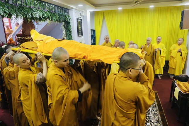 Cung thỉnh nhục thân Thượng tọa tân viên tịch nhập kim quan