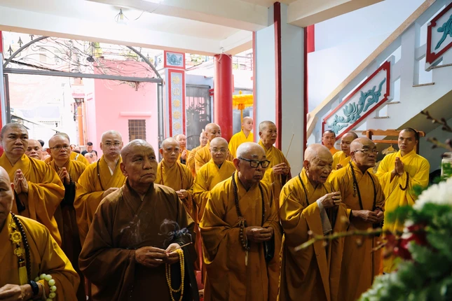 Chư tôn giáo phẩm niêm hương cầu nguyện