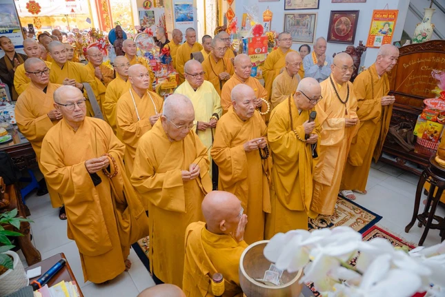 Chư tôn giáo phẩm thắp hương tưởng niệm