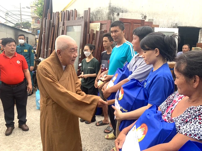 Hòa thượng Thích Thiện Lương thăm hỏi các hộ gia đình