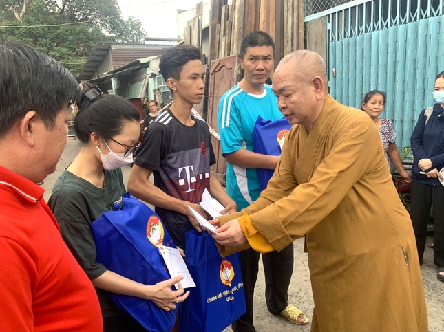 Thượng tọa Thích Huệ Công trao quà hỗ trợ